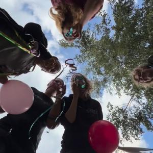 ?10.000 Menschen. 10.000 Gr&uuml;nde, weiterzumachen.??

Alles begann im November 2018 mit einem einzigen Beitrag.

Damals haben wir entschieden, den Schritt auf Social Media zu wagen. Heute sind Facebook, TikTok, YouTube und Instagram kaum noch aus unserem Tierheim-Alltag wegzudenken.

In einer Welt, in der sich vieles um h&ouml;her, schneller und weiter dreht, war unser Ziel nie die gr&ouml;&szlig;te Reichweite oder die meisten Follower. Unser Ziel war und ist es, transparent zu sein, unseren Tieren eine Stimme zu geben und m&ouml;glichst viele Menschen f&uuml;r den Tierschutz zu erreichen.

Dank euch konnten wir unz&auml;hlige Tiere sichtbar machen und vielen von ihnen den Weg in ein neues Zuhause erm&ouml;glichen. Gemeinsam haben wir sch&ouml;ne Momente geteilt, aber auch schwere Abschiede. Gemeinsam haben wir Spenden- und Hilfsaufrufe verbreitet und immer wieder erlebt, was m&ouml;glich ist, wenn Menschen zusammenhalten.

Was viele nicht sehen: Hinter jedem Beitrag, jedem Foto, jedem Reel und jeder Story steckt Zeit, Herzblut und oft auch Freizeit. Unsere Social-Media-Kan&auml;le werden zus&auml;tzlich zu unserer t&auml;glichen Arbeit im Tierheim gepflegt &ndash; weil wir wissen, wie wichtig diese Plattformen f&uuml;r unsere Tiere geworden sind.

10.000 Follower sind f&uuml;r uns deshalb nicht einfach nur eine Zahl.

Es sind 10.000 Menschen, die mitfiebern.
10.000 Menschen, die teilen.
10.000 Menschen, die helfen.
10.000 Menschen, die unseren Tieren eine Chance geben.

Daf&uuml;r m&ouml;chten wir heute einfach Danke sagen. 

Ohne euch g&auml;be es vieles von dem, was wir gemeinsam erreicht haben, nicht.

Deshalb unsere Bitte: Teilt weiterhin unsere Beitr&auml;ge, kommentiert, liked und erz&auml;hlt anderen von unseren Sch&uuml;tzlingen. Jede Interaktion hilft dabei, noch mehr Menschen zu erreichen &ndash; und damit vielleicht genau den Menschen, der einem Tier sein neues Zuhause schenkt.

Ohne euch kein Wir.

Danke f&uuml;r 10.000 Gr&uuml;nde, weiterzumachen.?

#10000followers #dankesch&ouml;nf&uuml;ralles
